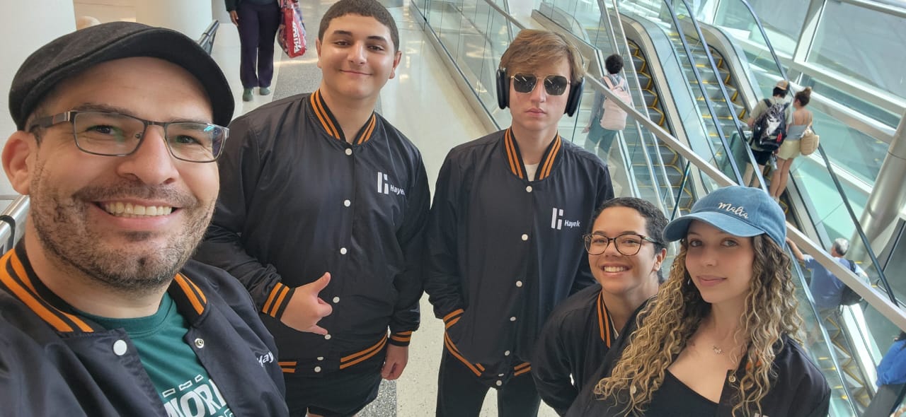 alunos da Hayek no aeroporto