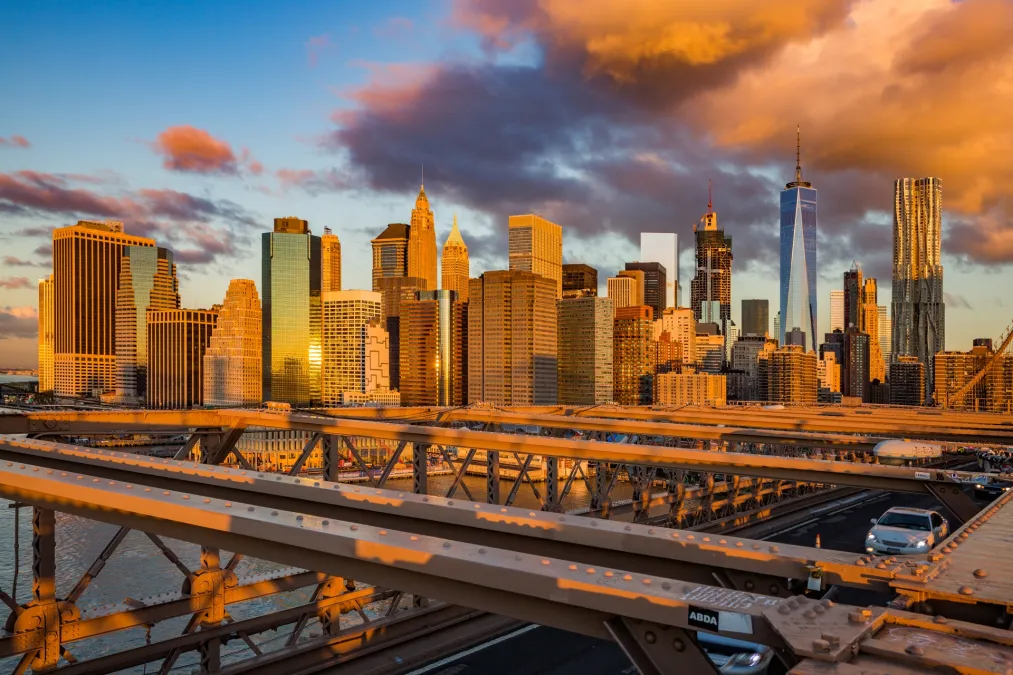 Cidade de nova york ao fundo durante o pôr do sol